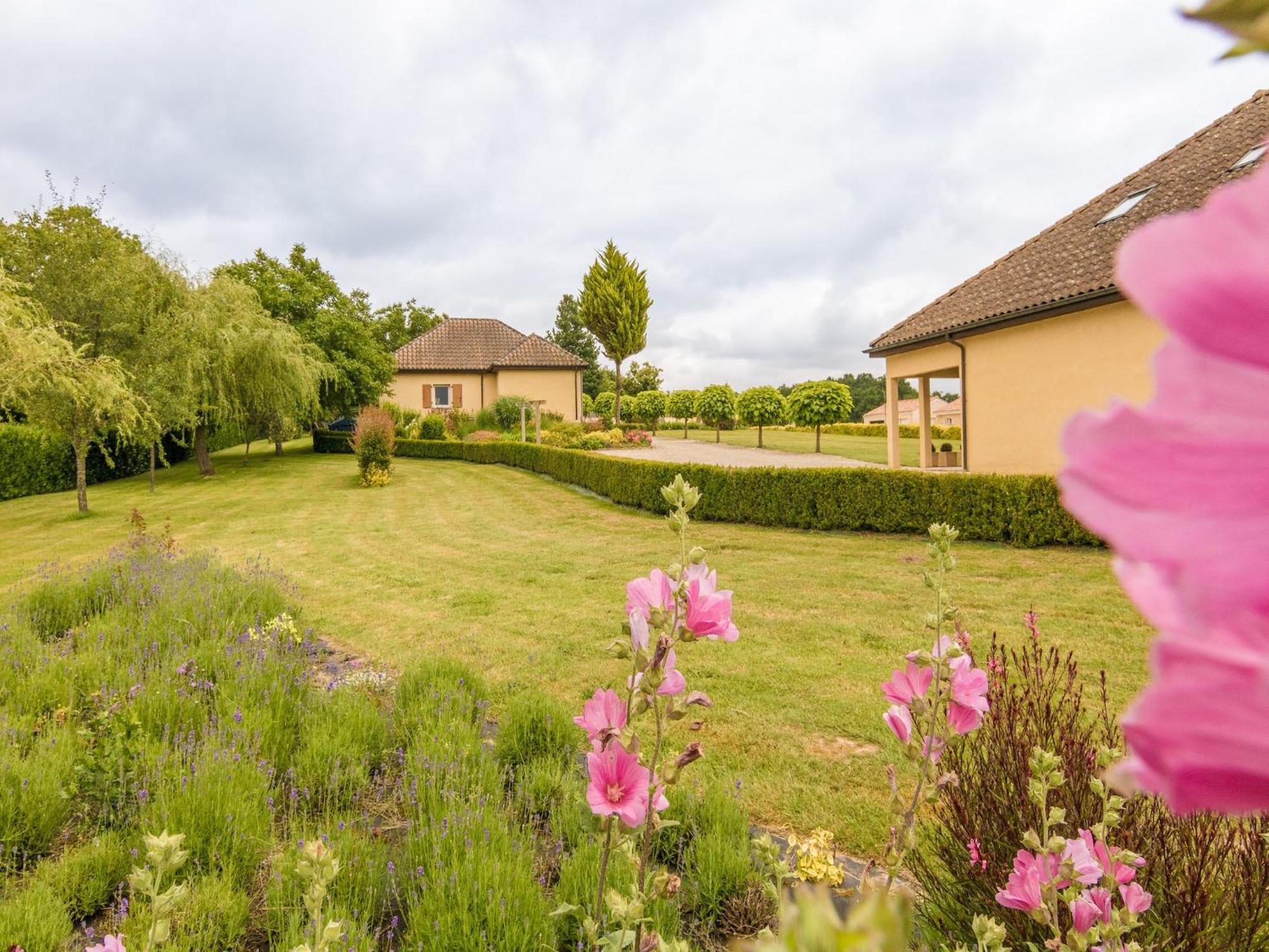 Modern Holiday Home In Aquitaine Saint-Nexans المظهر الخارجي الصورة