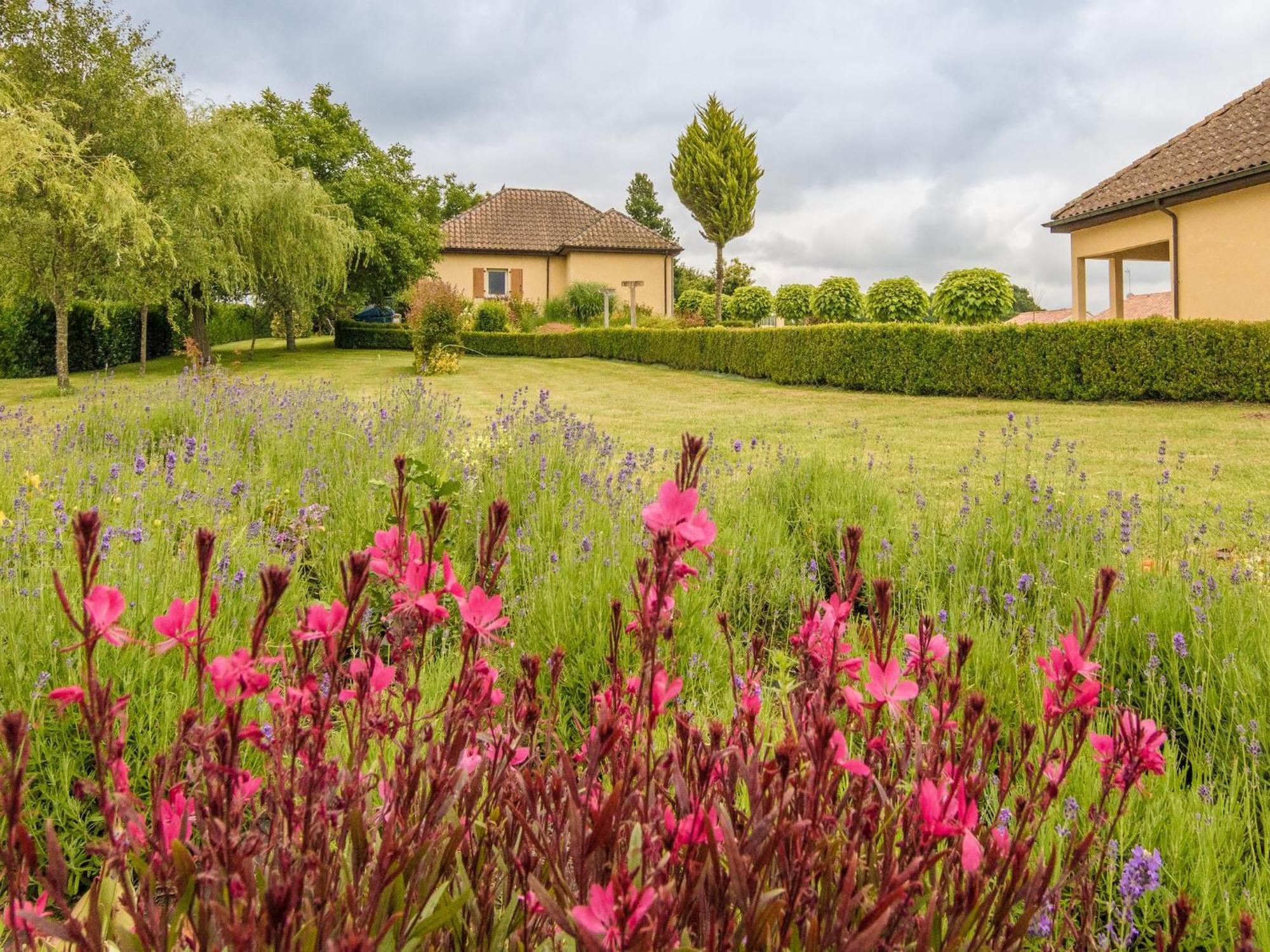 Modern Holiday Home In Aquitaine Saint-Nexans المظهر الخارجي الصورة